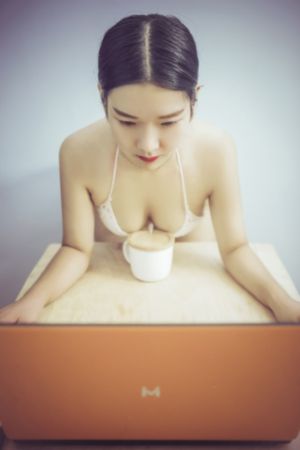 欧美挤b裤图_4K完整在线观看